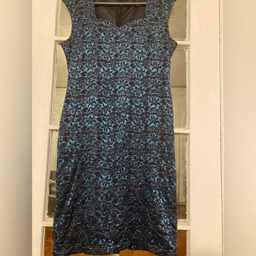 Sweetheart neckline, knee length, stretch pencil dress